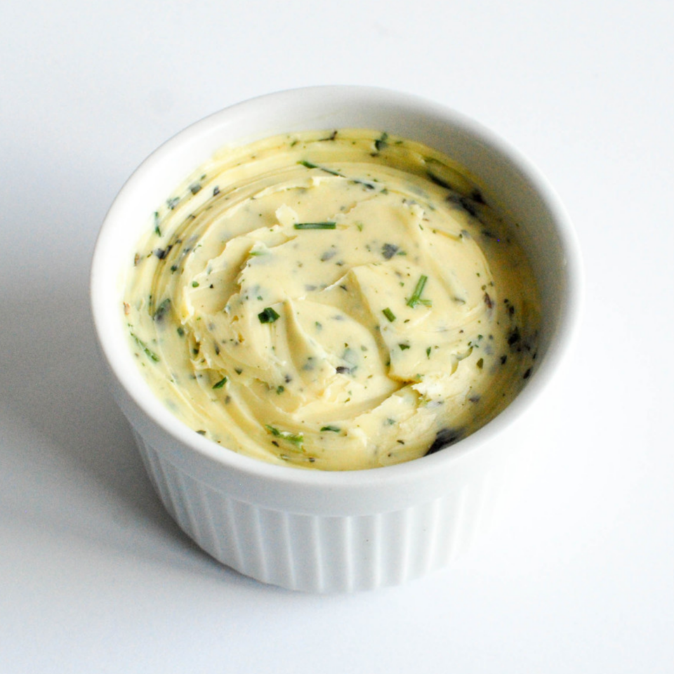 Roasted Garlic, Basil and Parsley: these natural companions are carefully combined with high-quality butter to create this versatile compound.
